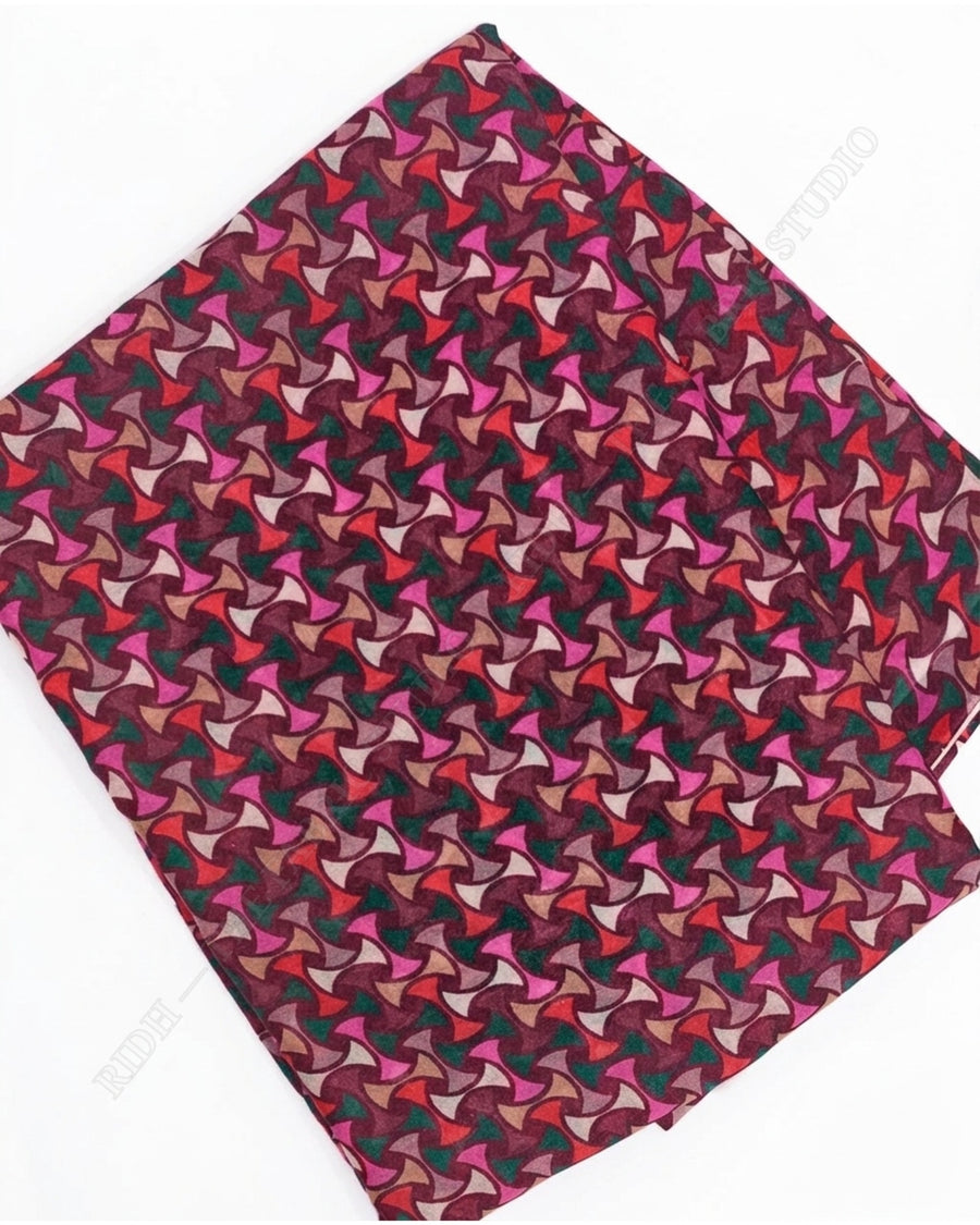 Maroon 23181 Mul Cotton Prn Fan Motif — closeup