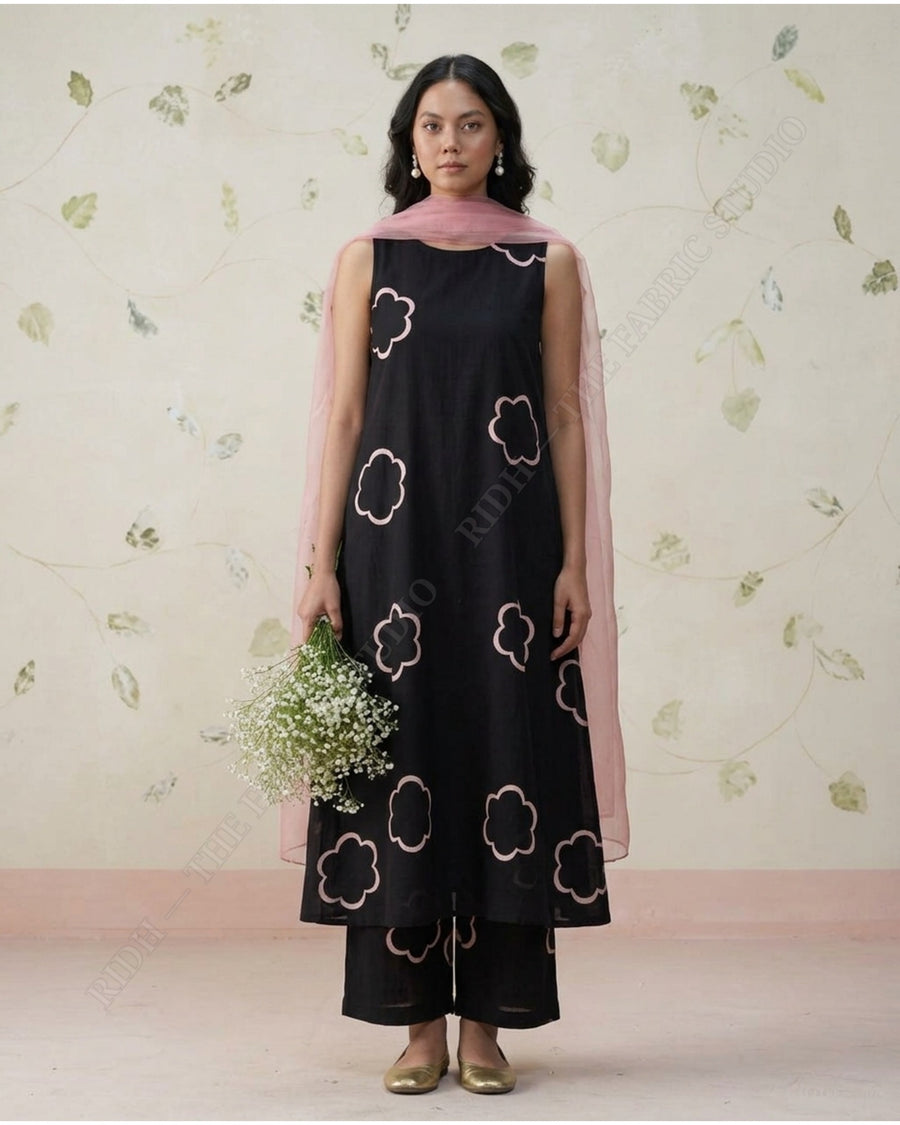 Black 1078 Muslin Prin Cloud Motif — model
