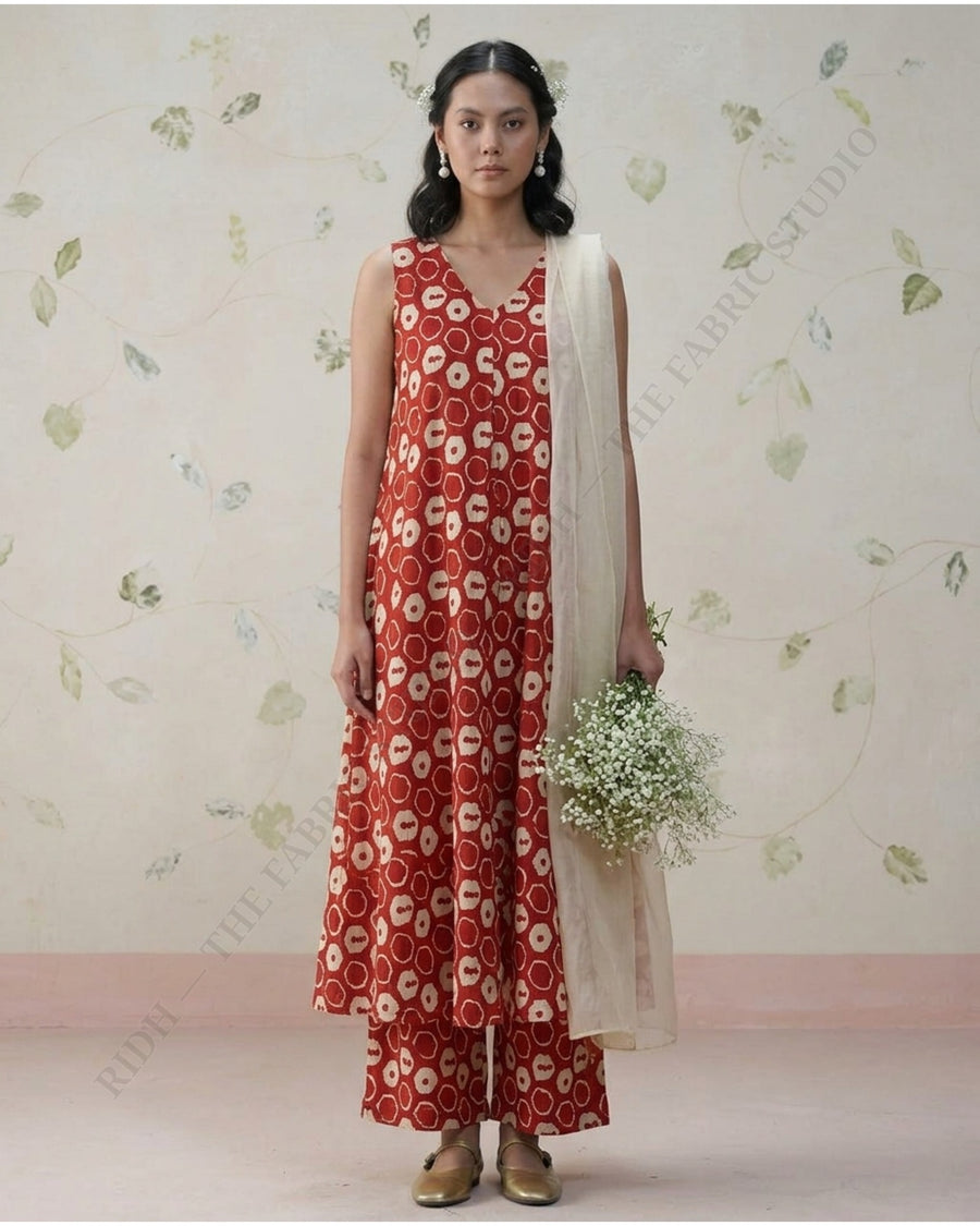 Red 2588 Hm Muslin Print Round Motif — model